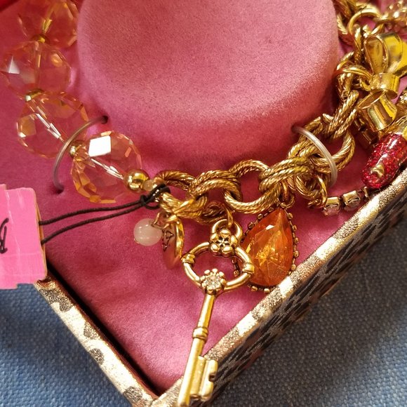 💄💋Betsey Johnson RARE & HARD TO FIND Lipstick Charm Bracelet - NWT&B💋💄 - Picture 10 of 15